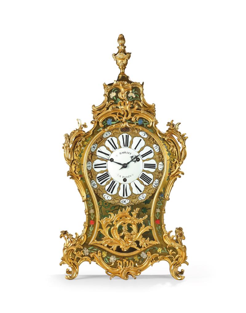 Große Rokoko Contre-Boulle Pendule, "Barillet à Paris", rechteckiges Federzug Wochenwerk, Spindelhemmung, modifiziertes Viertelstundenschlagwerk auf Glocken, vergoldete Bronzemontierungen und Aufsatz, 92 cm, Frankreich um 1770, Startpreis € 5.000