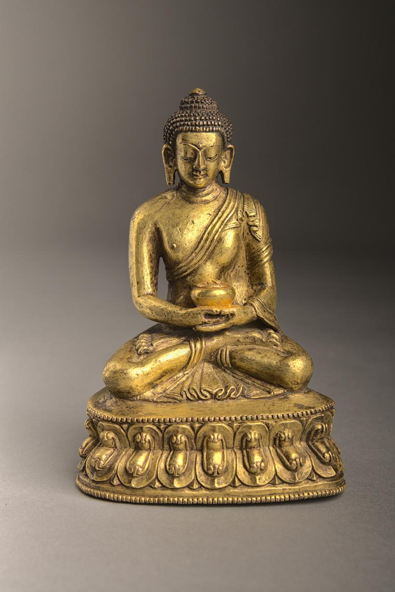 Feuervergoldete Bronze des Buddha Shakyamuni Tibet, 17. Jh., Höhe 15,8 cm Foto: © Galerie Darya