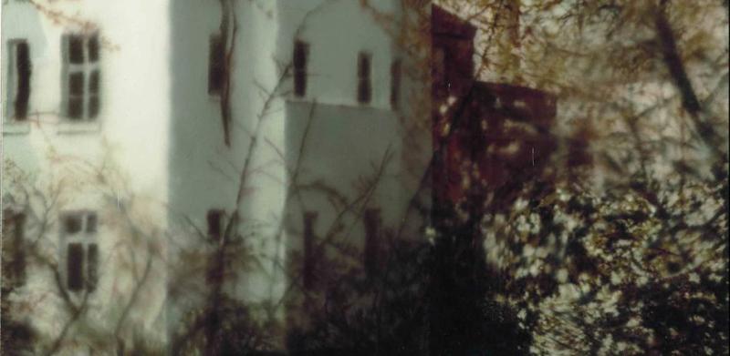 Gerhard Richter, Besetztes Haus (695-3), 1989, Öl auf Leinwand, 82 x 112 cm © Gerhard Richter 2023 (31032023