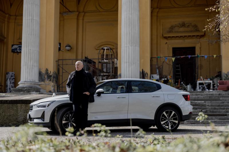 Hannes Mlenekmit dem Polestar 2 © Polestar/Patrick Langwallner