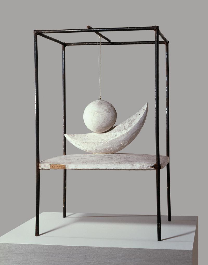 Alberto Giacometti, Boule suspendue, 1930 Gips und Metall, 61 x 36 x 33,5 cm Kunstmuseum Basel, Depositum der Alberto Giacometti-Stiftung, 1965 © Succession Alberto Giacometti / 2023, ProLitteris, Zurich