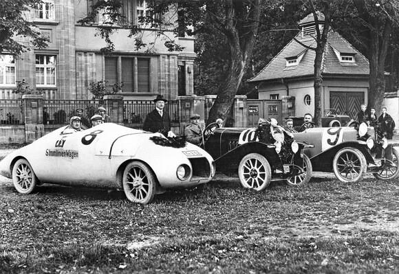 otograf unbekannt, Paul Jarays erster Stromrennwagen für Ley neben konventionellen Rennautos der Zeit, 1923, © Schloss Arnstadt