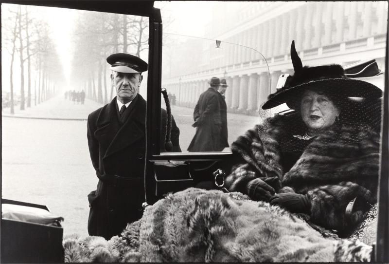 005 INGE MORATH (1923–2002) Mrs. Eveleigh Nash, London 1953 38,4 x 56,6 cm, Silbergelatineabzug Startpreis: 3.000 € / Schätzpreis: 5.000–6.000 €