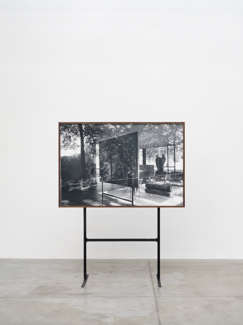 Mauro Restiffe, Glass House easel, 2022, Gelatin silver print,100 x 150 cm [39.37 x 59.05 in, Ph: Eduardo Ortega. Courtesy of the artist and Fortes D’Aloia & Gabriel, São Paulo/Rio de Janeiro, Brazil.