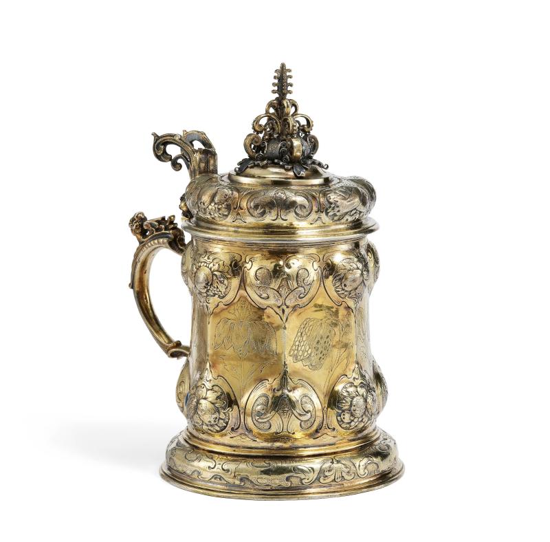 Prächtiger Vermeil Deckelhumpen mit feinen BlumengravurenAndreas Berckmann | Nürnberg | 1650/51-1657 | Silber, vergoldet | Höhe 20 cm Taxe € 17.000 – 20.000