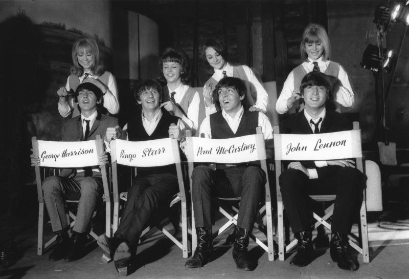 Max Scheler Die Beatles beim Haare Schneiden, am Set von A Hard Day’s Night, London 1964 Courtesy Max Scheler Estate © Max Scheler Estate – www.sz-photo.de