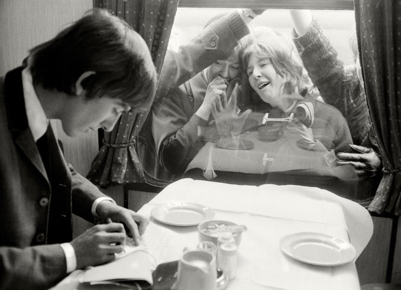 Max Scheler George Harrison im A Hard Day’s Night-Zug, London 1964 Courtesy Max Scheler Estate © Max Scheler Estate – www.sz-photo.de