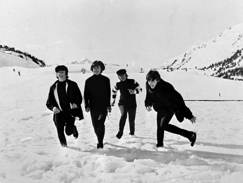 Fotograf:in unbekannt Die Beatles, Dreharbeiten zu Help!, Obertauern 1965 © Pop / TopFoto / picturedesk.com