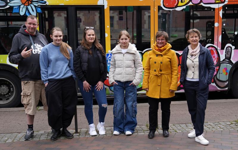 Präsentation des Graffiti-Busses der VHH: v.l.n.r. Oliver „Davis“ Nebel (Ko-Kurator der Ausstellung), Teilnehmerinnen des Graffiti-Workshops, Susanne Rieschick-Dziaba (Marketingleiterin der VHH), Prof. Bettina Probst (Direktorin des Museums für Hamburgische Geschichte), Fotos SHMH