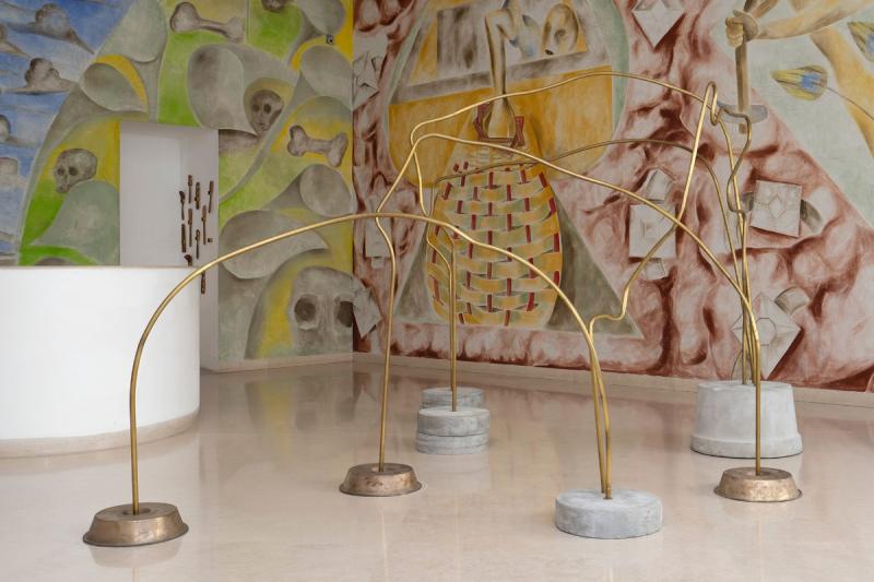 Temitayo Ogunbiyi, Suonerai nel quotidiando, accelerando, 2021 Brass, concrete, bronze and olive wood spoons, dimensions variable Commissioned by Fondazione Donnaregina for contemporary art, Naples