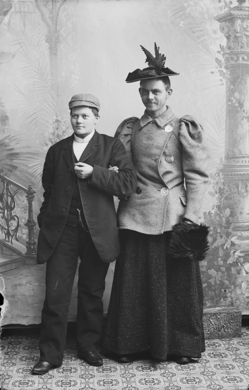 Berg & Høeg: Die Fotografin Bolette Berg hält ihre Partnerin Marie Høeg und ihren Bruder Karl beim Cross-Dressing in ihrem Fotostudio fest, 1895-1903 Digitalkopie vom Glasnegativ Preus Museum Collection