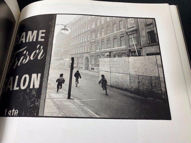 Krass Clement - Byen Bag Regnen (The City behind the Rain). Fotografier Fra Kobenhavn (Photographs from Copenhagen) - 1987