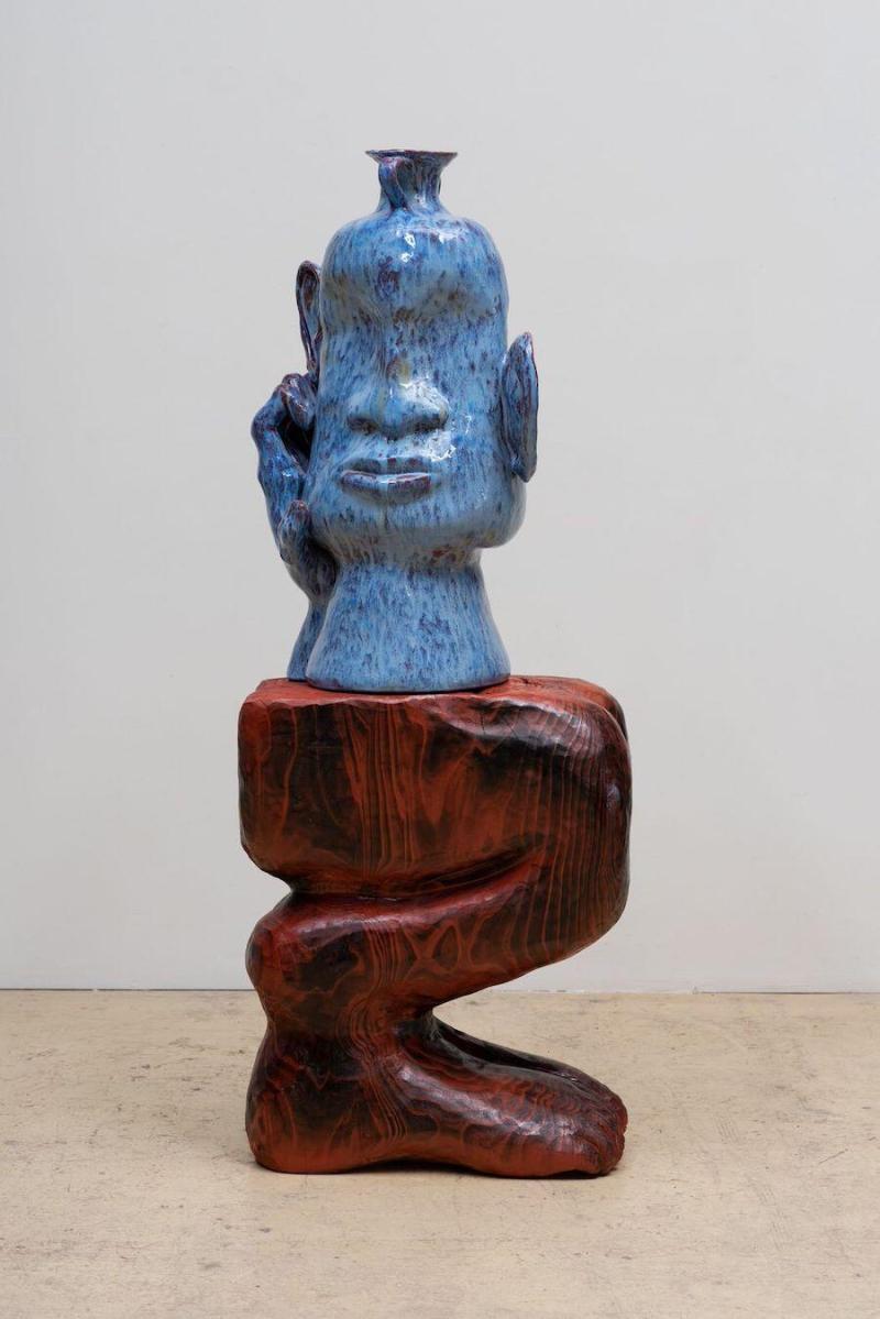 Woody De Othello, Ibeji, 2022, ceramic, glaze, paint and redwood, overall dimensions 145 × 48 × 52 cm. Courtesy of the artist and Jessica Silverman