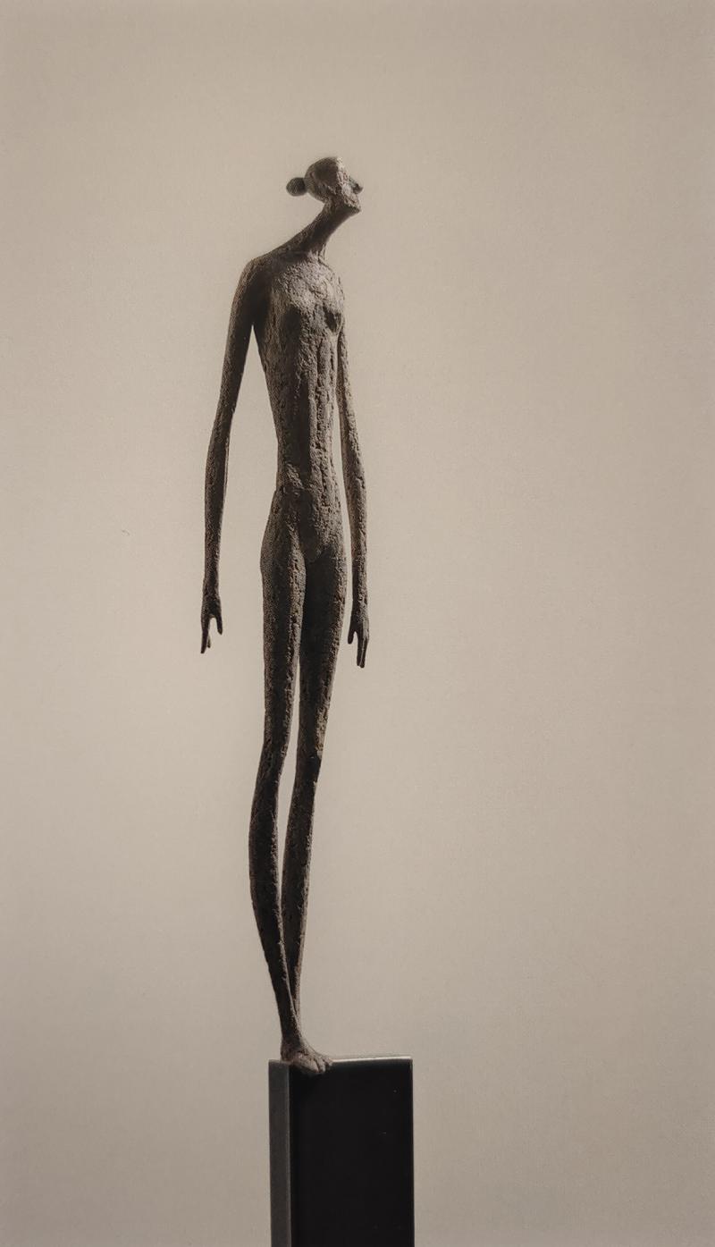 Gerald Moroder (geb. 1972) „L’Attesa" Porphyr, H: 178 cm, 2022 Foto © Galerie & Kunsthandel Hartl