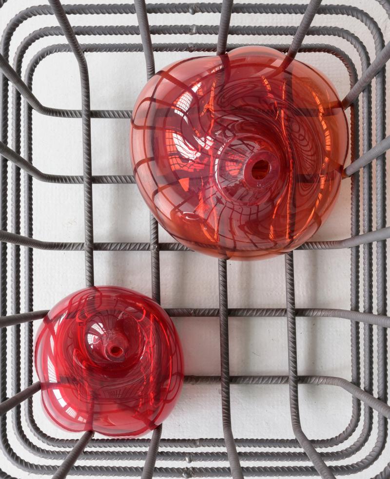 Mona Hatoum, Cellules, 2012–2013 (Detail) Weichstahl und mundgeblasenes Glas in acht Teilen, Masse variabel Courtesy of the artist and Galerie Chantal Crousel, Paris, © Mona Hatoum. Foto: Florian Kleinefenn