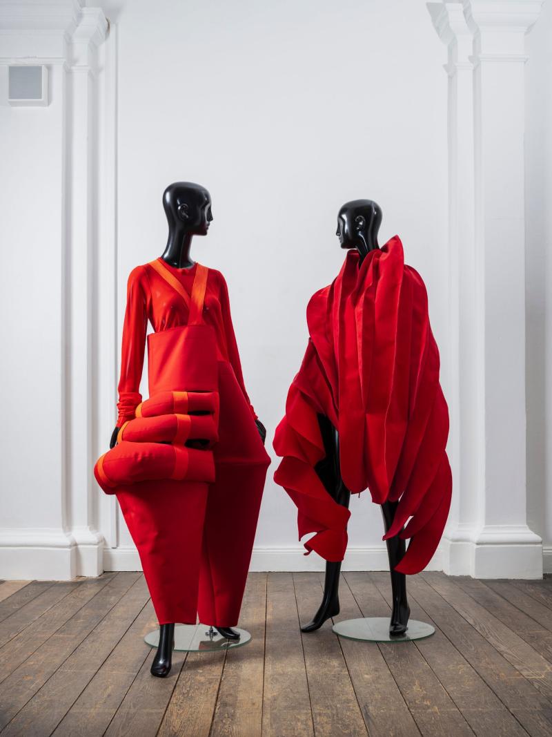 Rei Kawakubo (* 1942), Comme des Garçons, Tokio, Frühjahr/Sommer 2015, links: Hosenkombination und Bluse, rechts: Mantel, MK&G, Eigentum der Stiftung Hamburger Kunstsammlungen, Foto: Henning Rogge