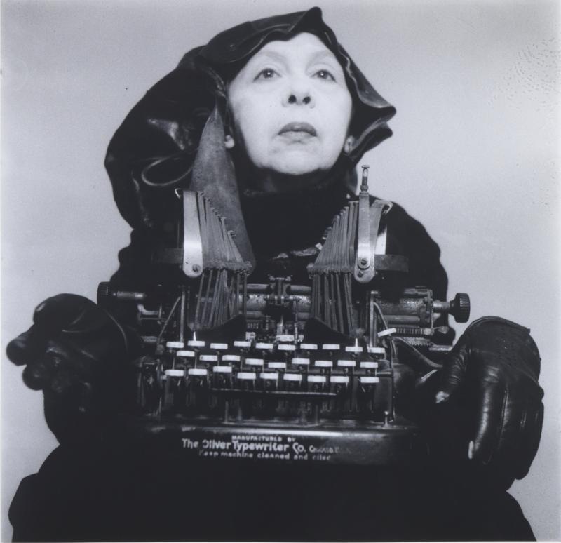 Geta Brătescu, Doamna Oliver în costum de călătorie, 1980-2012, Schwarz-Weiß-Fotografie, 38,9 x 39,5 cm, Courtesy of The Estate of Geta Brătescu, Hauser & Wirth und Ivan Gallery Bucharest, © The Estate of Geta Brătescu, Foto: Mihai Brătescu