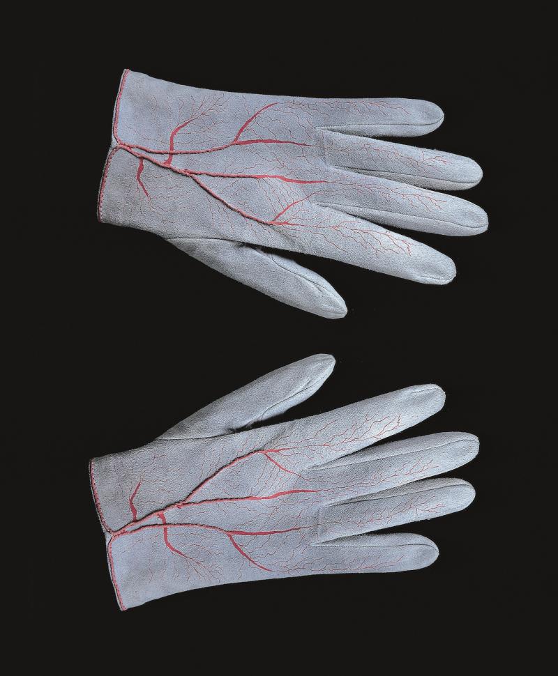 Meret Oppenheim „Glove“ | 1985 | For Parkett 4 Taxe: € 3.000 – 5.000