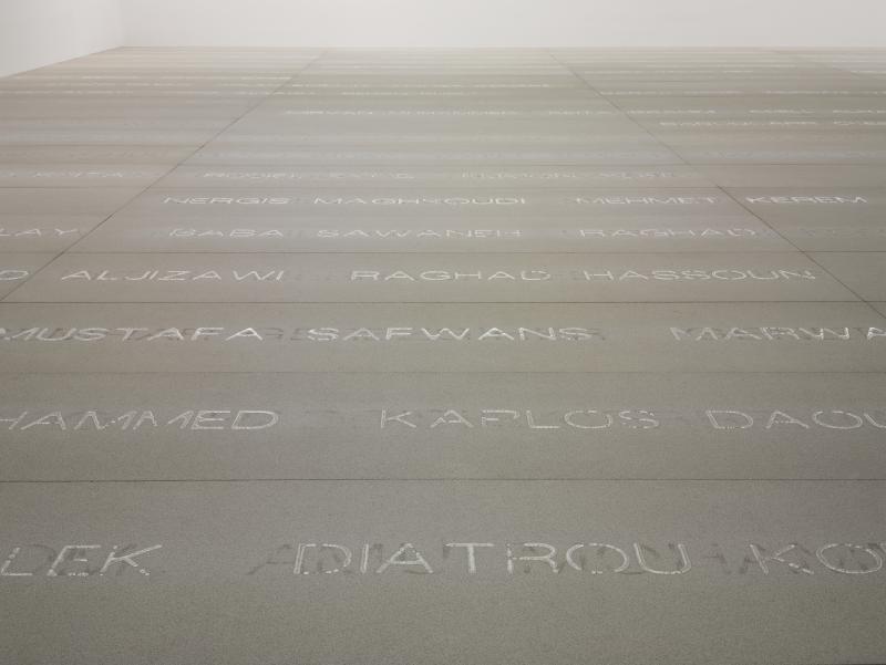 Doris Salcedo, Palimpsest, 2013–2017  Hydraulik, gemahlener Marmor, Harz, Korund, Sand und Wasser; Objektmass variabel © the artist. Foto: © White Cube (Theo Christelis)