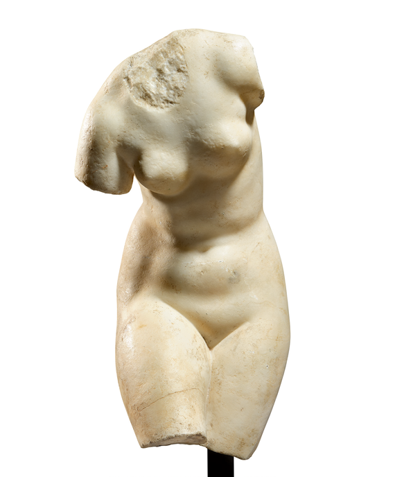 TORSO DER SANDALENLÖSENDEN APHRODITE Späthellenistisch-Römisch, 2. Jh. v. Chr.–1. Jh. n. Chr. CHF 80 000 / 120 000