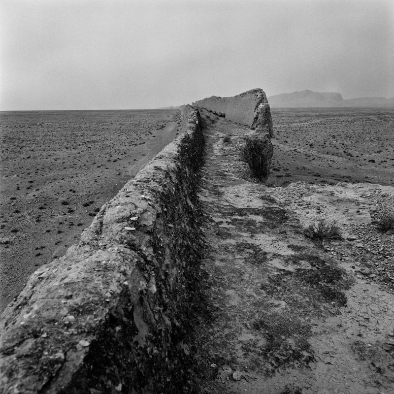 Daniel Schwartz, Qingtongxia-Abschnitt der Grossen Mauer, Hela-Gebirge, Autonomes Gebiet Ningxia der Hui-Nationalität, China, 20. Mai 1987 Fotografie, © 2023 Daniel Schwartz / VII, ProLitteris, Zürich