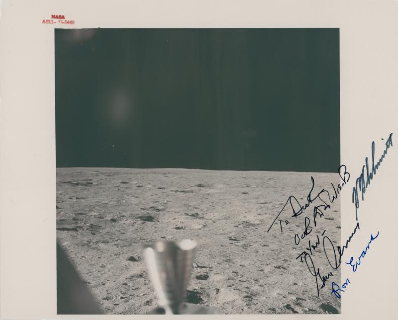 Lot Nr. 108, Neil Armstrong (Apollo 11, 16. - 24. Juli 1969): Das erste von einem Menschen gemachte Foto von der Oberfläche einer anderen Welt, signiert und beschriftet von der Crew der Apollo 17, von der letzten Mondlandung, 7. bis 19. 12. 1972, 20,3 x 25,4 cm, Schätzwert € 6.000 - 8.000, Startpreis € 3.000