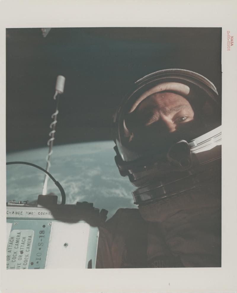 Lot Nr. 40, Buzz Aldrin (Gemini XII, 11. - 15. November 1966): Das erste Selfie im Weltraum, 20,3 x 25,5 cm, Schätzwert € 7.000 - 10.000, Startpreis € 6.000