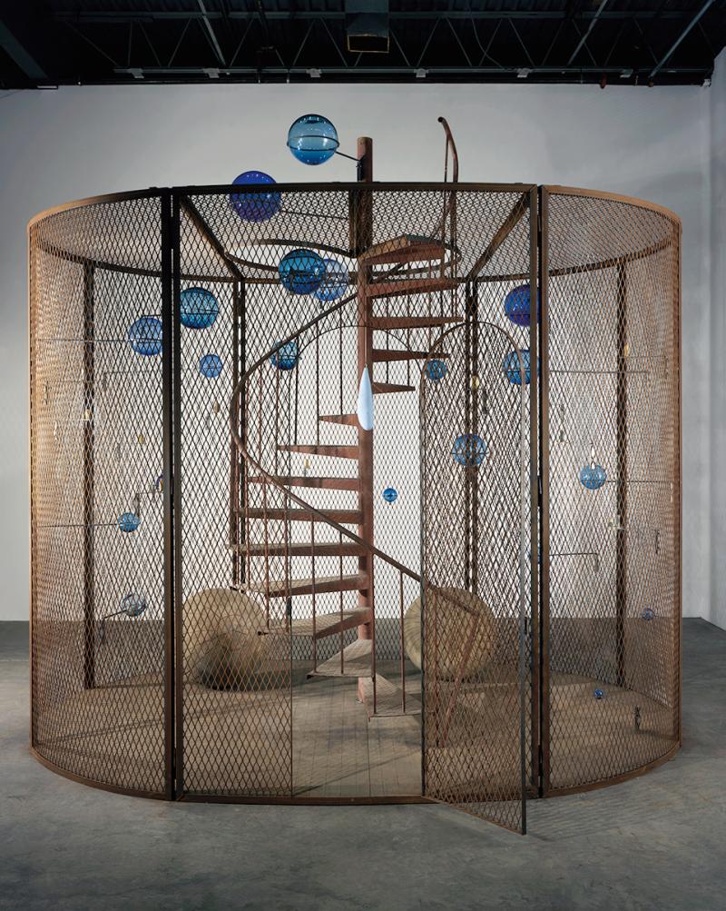 Louise Bourgeois, Cell (The Last Climb), 2008  Foto: Christopher Burke, © The Easton Foundation / Bildrecht, Wien 2023  Collection National Gallery of Canada, Ottawa