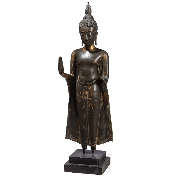 Los 121 Große Bronze des stehenden Buddha, Thailand, 18./19. Jhdt. Startpreis € 5.000