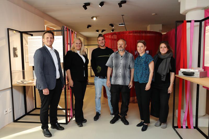 Marko Mele (wissen. Geschäftsführer Universalmuseum Joanneum) und das Ausstellungsteam: Claudia Unger (Leiterin Volkskundemuseum), Johannes Maier, Kurator Peter Hörz, Birgit Johler (Chefkuratorin Volkskundemuseum), Patricia Wess, Foto: UMJ / J.J.Kucek  Foto: Universalmuseum Joanneum/J.J. Kucek