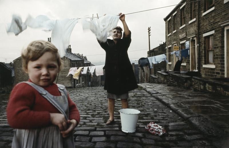 John Bulmer Lady & Washing line (c) Leitz Photographica Auction – John Bulmer