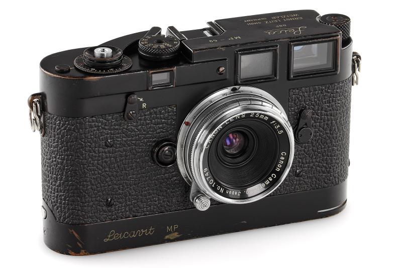 Leica MP-59 Die Kamera ist in einem sehr guten, originalen und unrestaurierten Zustand und weist an den Rändern eine attraktive Gebrauchspatina auf. Sie ist in einwandfreiem, funktionsfähigem Zustand. Zu dieser besonderen Leica gehören ein passendes, begehrtes Leicavit MP in schwarzer Lackierung und ein Canon 3,5/25-mm-Objektiv Nr. 10749.