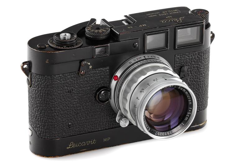 Leica MP-59 Die Kamera ist in einem sehr guten, originalen und unrestaurierten Zustand und weist an den Rändern eine attraktive Gebrauchspatina auf. Sie ist in einwandfreiem, funktionsfähigem Zustand. Zu dieser besonderen Leica gehören ein passendes, begehrtes Leicavit MP in schwarzer Lackierung und ein Canon 3,5/25-mm-Objektiv Nr. 10749.