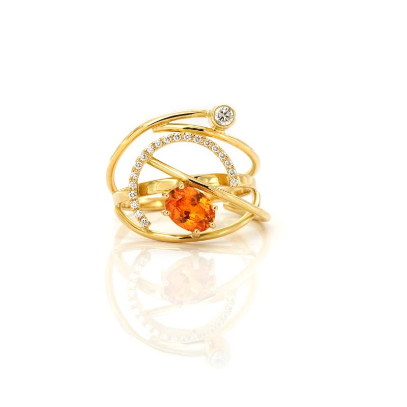 Sabine Eekels, Artist - Goldsmith  Highlights, Jewellery  description 18 karaat geelgouden ring met een ovale, oranje granaat en diamanten.