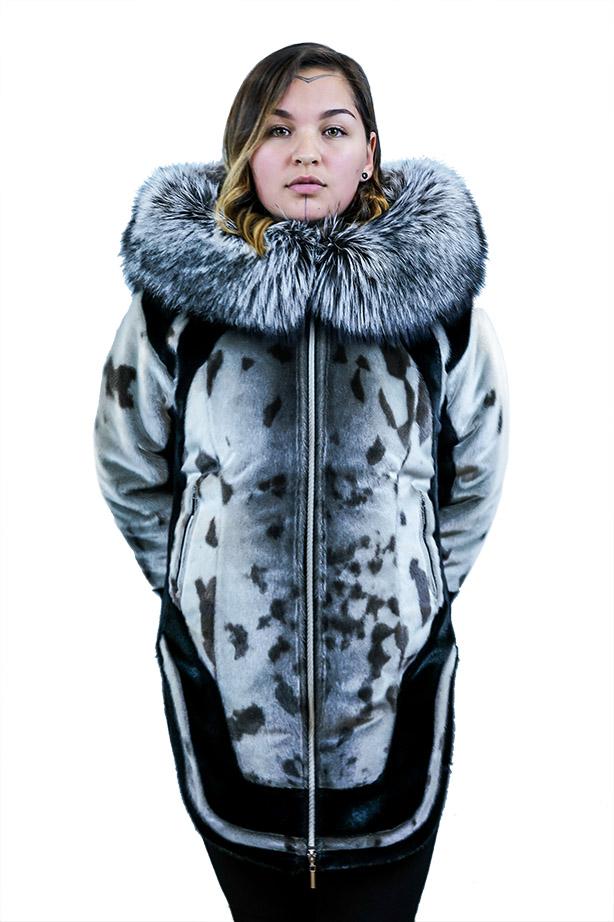 Aagjuk Robbenfellmantel Nordlicht-Kollektion 2018 Victoria Kakuktinniq (Inuit) Victoria’s Arctic Fashion Kanqiqliniq, Nunavut, Turtle Island (Nordamerika 2023) Hudson-Bucht Inv. Nr. 2022.86:1 © Jennifer Lane