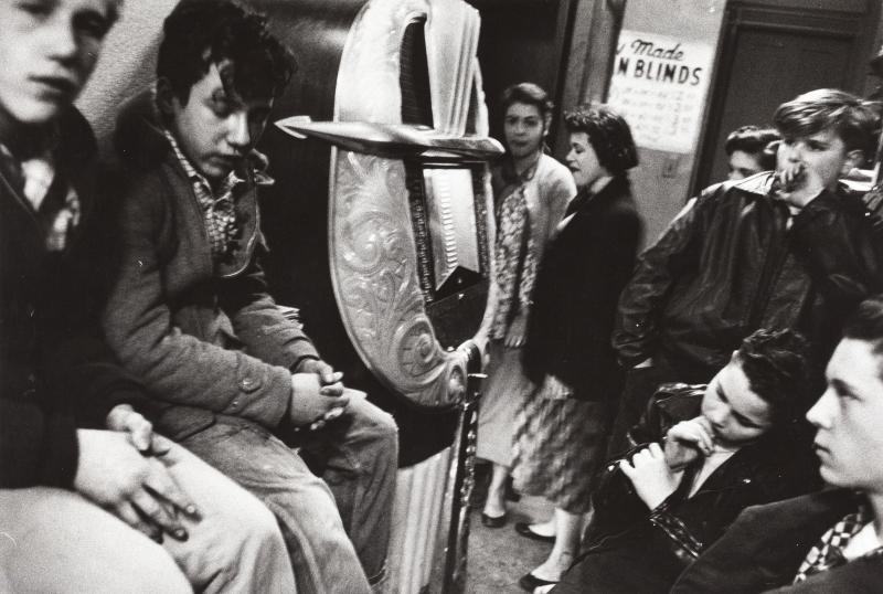 ROBERT FRANK (1924–2019) 'Candy Store, 86th Street', New York City 1955  Silbergelatineabzug, 28 x 36 mm, am unteren Rand mit Tinte signiert "Robert Frank" und datiert "NYC 1955"  Schätzpreis: 26.000–36.000 €