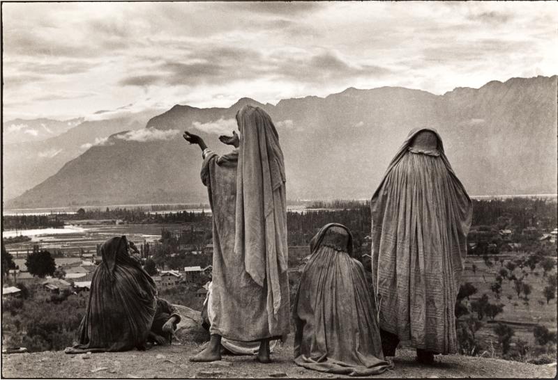 HENRI CARTIER-BRESSON (1908–2004)  Srinagar, Kashmir 1948  Silbergelatineabzug 51 x 61 cm, rückseitig Fotografenstempel   Schätzpreis: 6.000–7.000 €