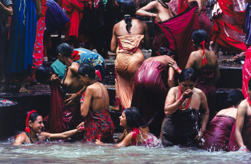 Lot 206 - STEVE MCCURRY (*1950)  Start price: €3.000 Ritual washing in the Baghmati River, Kathmandu, Nepal 1983  Estimate: €5,000 - €6,000 Fees apply