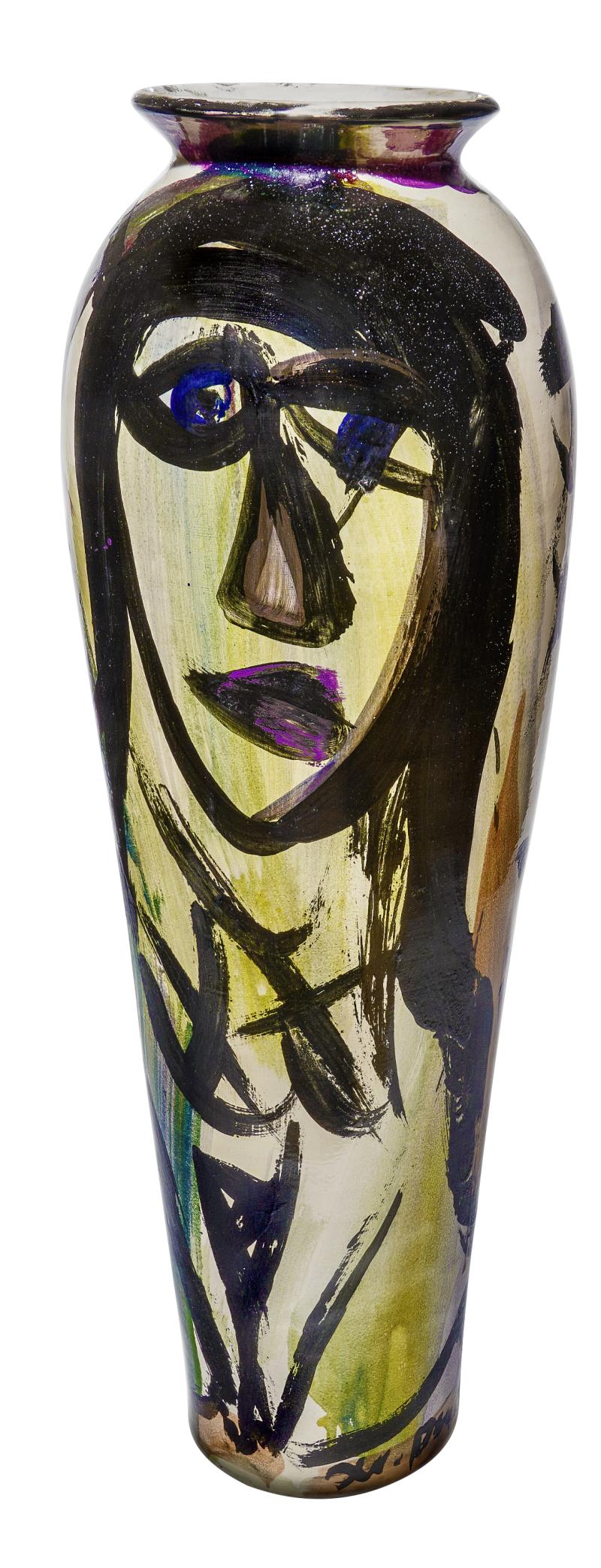 A.R. Penck, d. i. Ralf Winkler Ohne Titel. Vase mit weiblichem Akt und Mann. Sandfarbener Scherben, glasiert und Aufglasurmalerei. Limit 2500 €