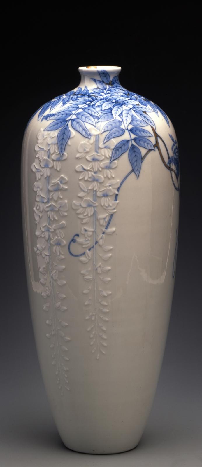 Vase mit Wisteria–DekorJapan, Meiji–Zeit, ca. 1899Arita, Porzellan mit Relief und UnterglasurbemalungH. 41,2 cm, D. 17cm Sammlung Museum für Kunst und Gewerbe Hamburg Foto: MK&G/Shinya Maezaki