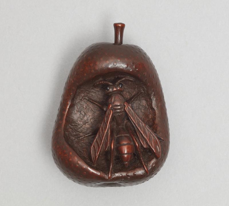 Netsuke einer Wespe in verrottender Birne. Buchsbaum. Spätes 19. Jh. umseitig