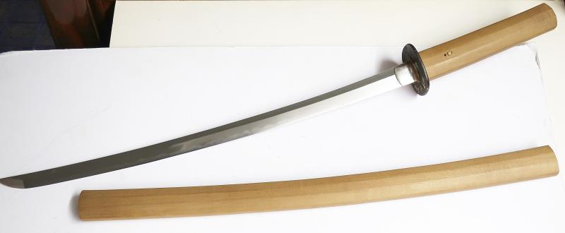 Wakizashi, Klinge 57,3cm lang, shinogi-zukuri, midare hamon,gunome-mokume hada,sunagashi, sehr gute Politur, Silber Habaki, nakago mit 1 mekugi-ana, in shirasaya, signiert KAGEMITSU. Die Klinge wurde wohl um 1543 hergestellt