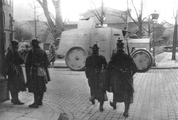 Hamburger Polizei, Reichswehr und ein Panzerwagen in Hamburg-Barmbek, wohl 25. Oktober 1923, unbekannter Fotograf, Staatsarchiv Hamburg