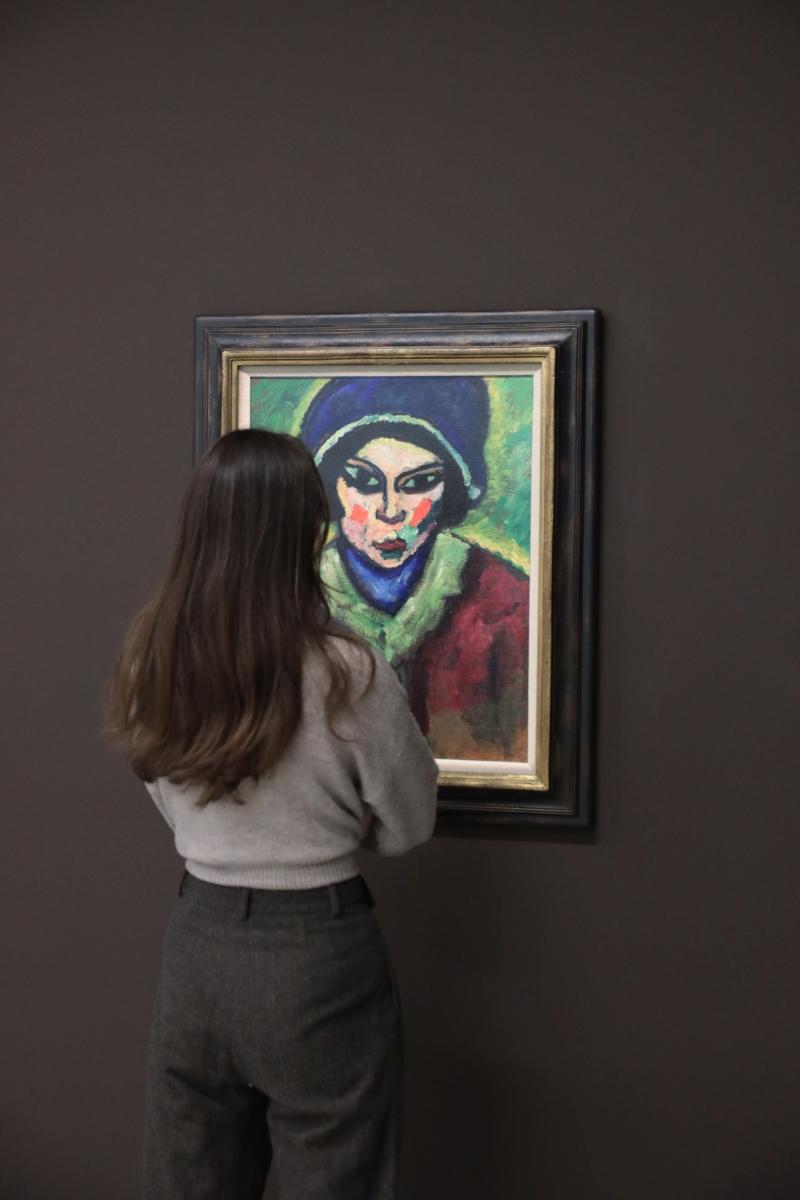 Ausstellungsimpressionen, junge Dame Betracht, das Bildnis "Alexej von Jawlensky, Prinzessin mit weißer Blume"