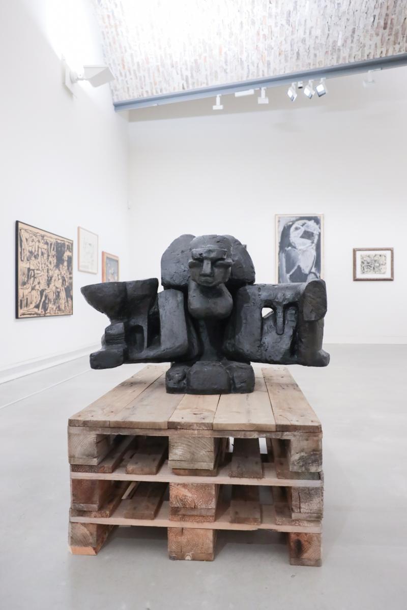 Ausstellungsansicht »COBRA. Traum, Spiel, Realität«, Kunstmuseum Ravensburg 2023, Nuit Ouvrante (1948) von Etienne Martin, Sammlung Hinterfeldt, VG Bild-Kunst, Bonn 2023, Foto: Wynrich Zlomke