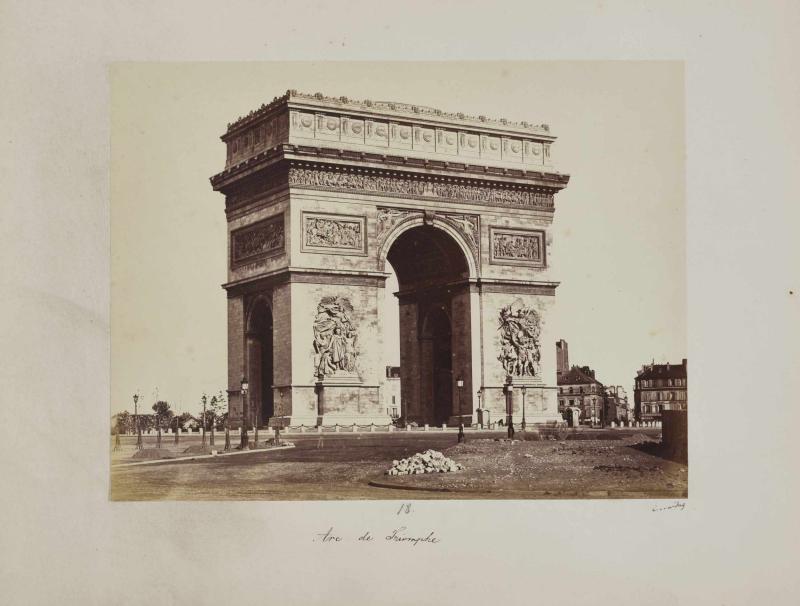 Édouard Baldus, Arc de Triomphe, Blatt 4 im Album PHOTOGRAPHIES DE PARIS, 1851-1870, Albuminpapier auf Karton, Saarlandmuseum – Moderne Galerie