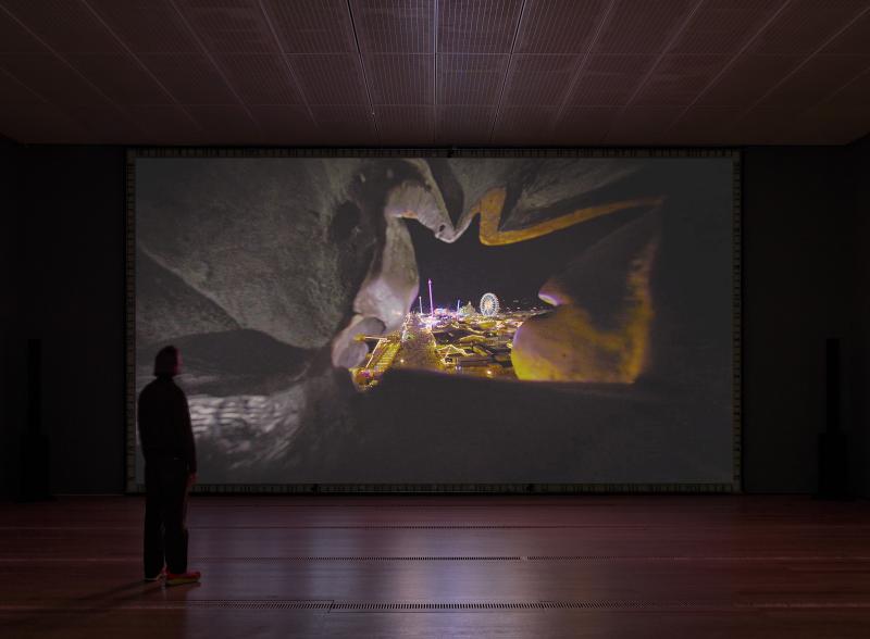  Installationsansicht  Fondation Beyeler, Riehen/Basel, 2024 Cyprien Gaillard, Retinal Rivalry, 2024, 3D motion picture, DCI DCP, dual 4k projection at 120fps, 2 Channel Audio, 29:03 min © Cyprien Gaillard Foto: Mark Niedermann 