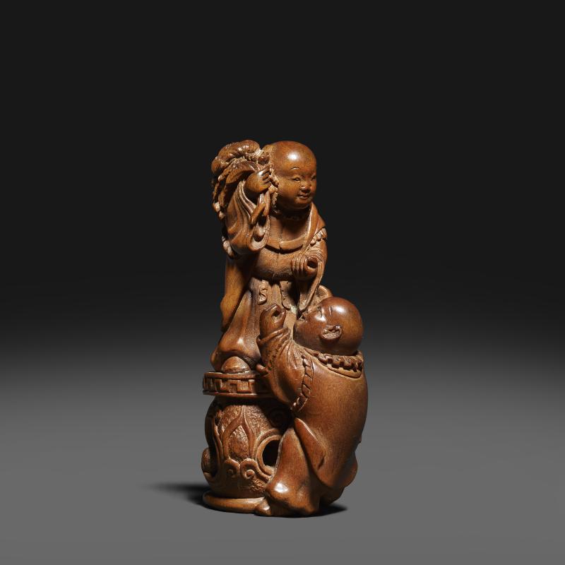 Kraftvolles Netsuke des Shōki einen oni fangend. Buchsbaum. 18. Jh. H 5,2 cm Ergebnis: € 81.900