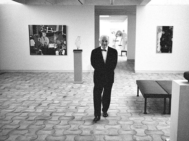 Edward Quinn, Marc Chagall bei der Eröffnung der Fondation Maeght in Saint-Paul-de-Vence, 1964. Links im Hintergrund das Werk L’Echo (1960) von Georges Braque. | Photo Edward Quinn, © edwardquinn.com