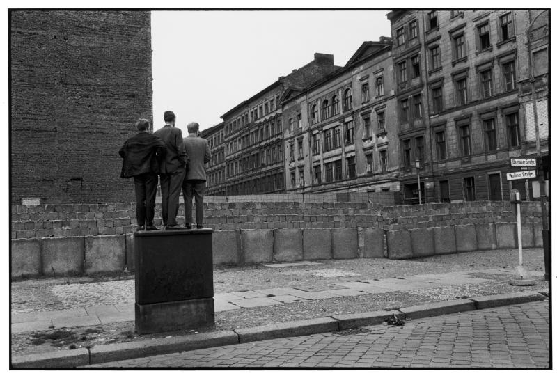 Henri Cartier-Bresson: Berlin Wall, West Germany, 1962, © 2023 Fondation Henri Cartier-Bresson / Magnum Photos